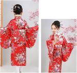 Costum Japonez Gheisa rosu cu flori pentru Fete – Kimono rosu cu Imprimeu Floral si Centura Obi