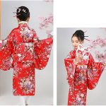 Costum Japonez Gheisa rosu cu flori pentru Fete – Kimono rosu cu Imprimeu Floral si Centura Obi