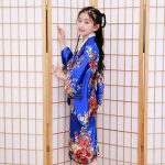 Costum Japonez Gheisa albastru cu rosu pentru Fete – Kimono Albastru cu Imprimeu Floral si Centura Obi - imagine 6