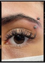 Piercing spranceana/ rock ureche auriu din titan cu labuta din cristale – 1.2 × 8 mm - imagine 3