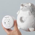Arici de plus cu proiector si lumina de veghe, muzica, „Starry Skies Animal Soother” – Jucarie muzicala pentru somnul bebelusilor Skies Animal Soother” – Jucarie muzicala pentru somnul bebelusilor - imagine 4